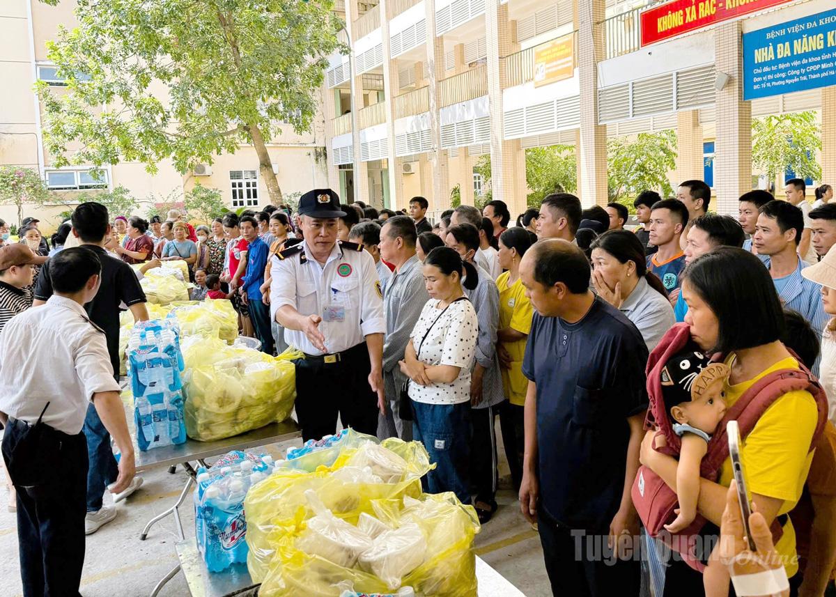 Những suất cơm miễn phí được trao cho bệnh nhân tại Bệnh viện Đa khoa Hà Giang trong những ngày lũ.