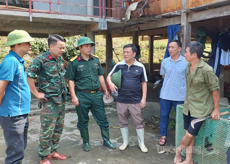 Lãnh đạo xã Ngọc Đường tuyên truyền, vận động gia đình ông Lý Văn Keo di dời nhà ở để phòng tránh thiên tai.
