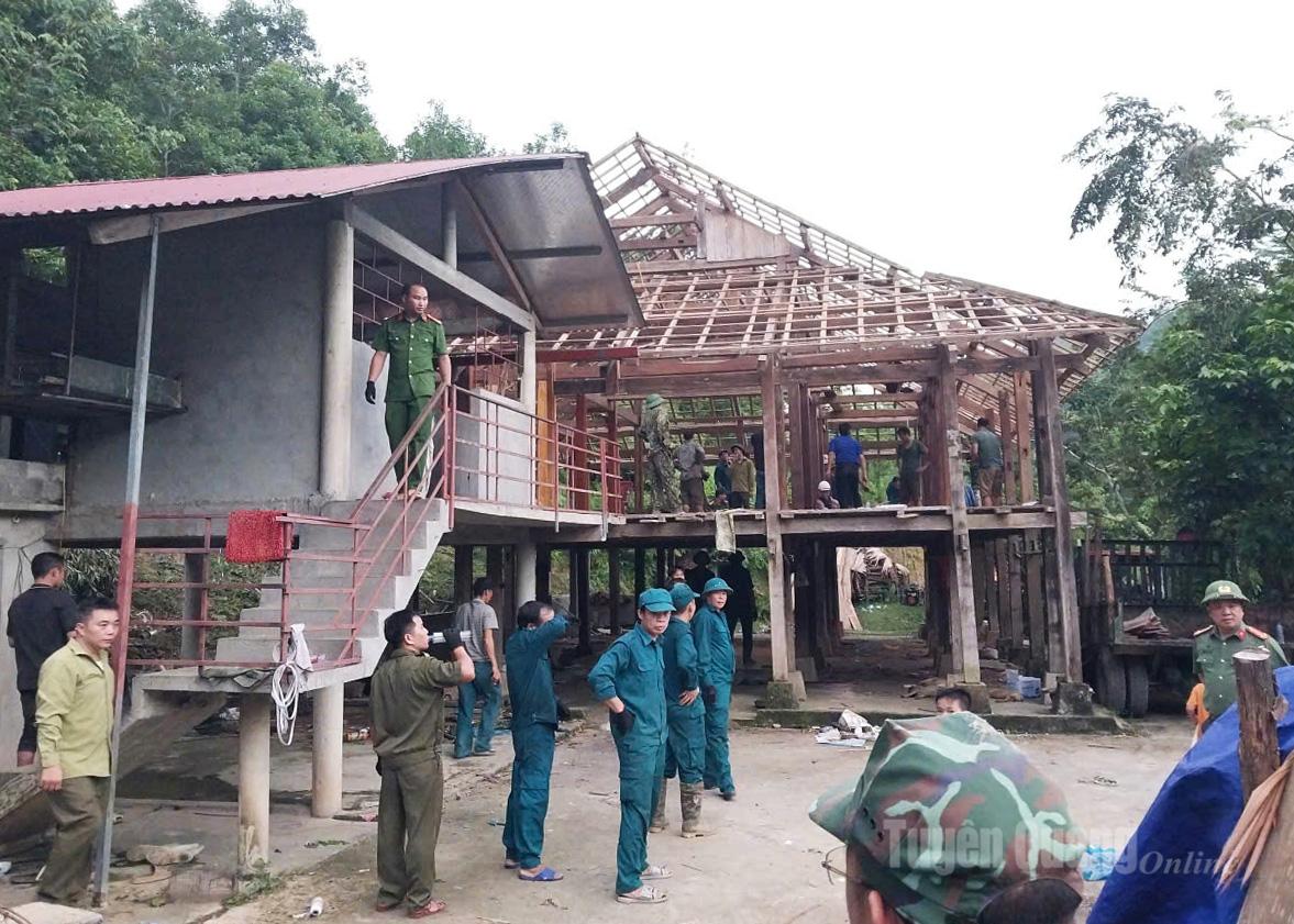 Các lực lượng giúp gia đình ông Lý Văn Keo, thôn Nà Báu di dời tài sản.