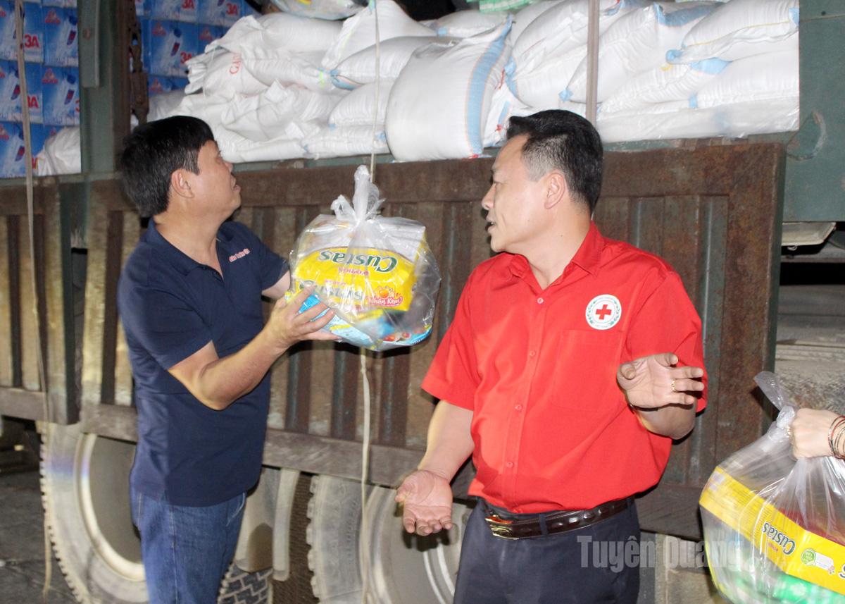 Đồng chí Mai Đức Thông, Tổng Biên tập Báo và Phát thanh, truyền hình Tuyên Quang hỗ trợ bốc xếp nhu yếu phẩm, chuẩn bị chuyển đến hỗ trợ người dân vùng lũ.