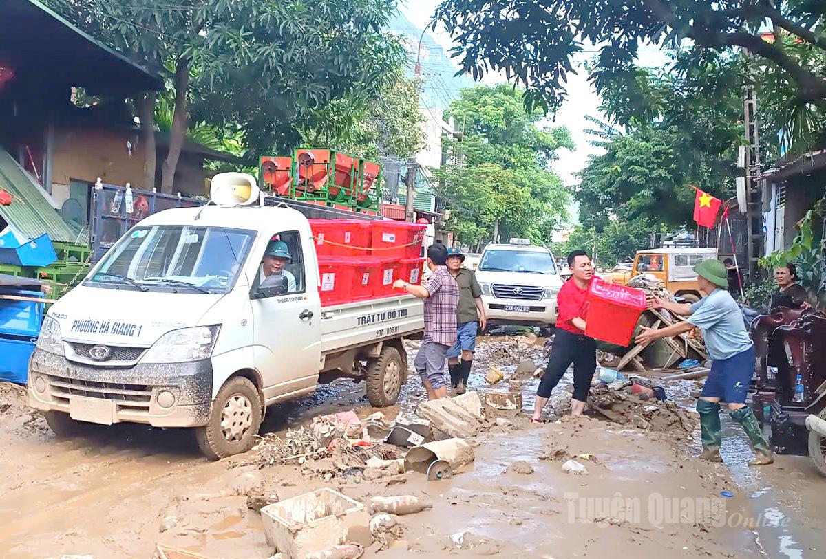 Các thùng hàng do Trung ương Hội Chữ thập đỏ hỗ trợ được trao tận tay người dân.