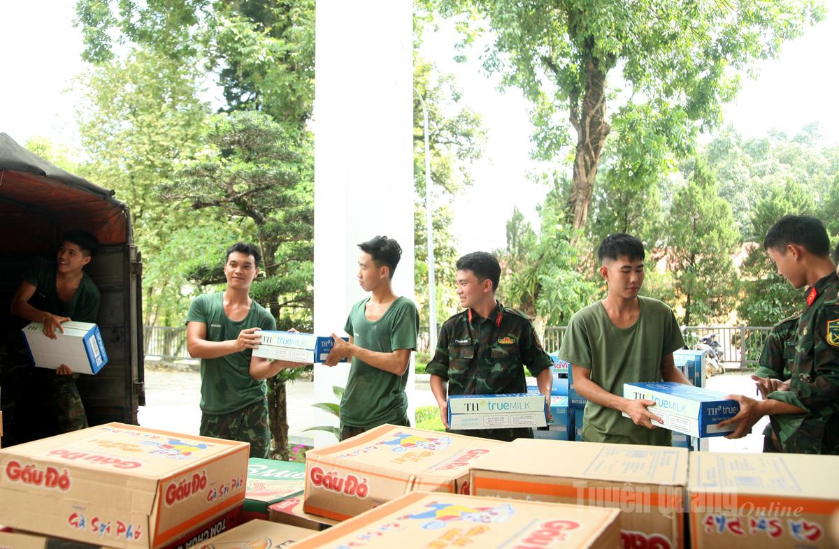 Trung đội vệ binh, Bộ Chỉ huy Quân sự tỉnh vận chuyển hàng hóa hỗ trợ người dân bị ảnh hưởng thiên tai.