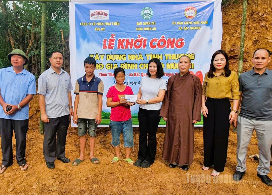 Công ty cổ phần phát triển Phú Mỹ hỗ trợ 80 triệu đồng cho chị Lò Mùi Mủi, thôn Thanh Sơn, xã Bắc Quang xây dựng nhà tình thương.