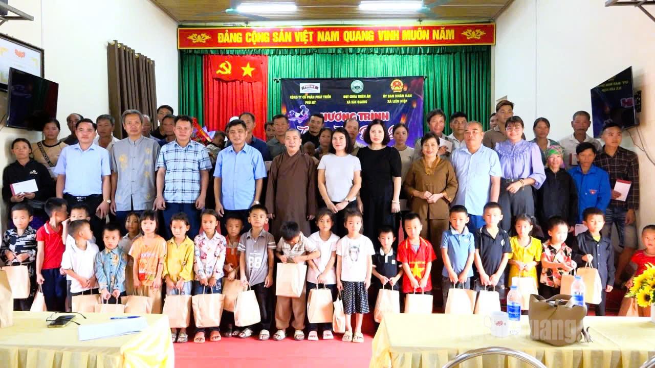  Đoàn thiện nguyện đã trao quà cho các em học sinh trên địa bàn xã Liên Hiệp.