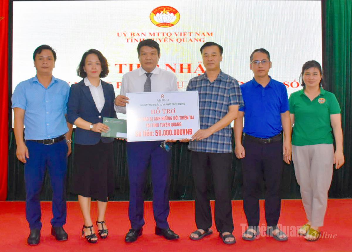 Đại diện Công ty TNHH Đầu tư và Phát triển An Phú trao hỗ trợ khắc phục hậu quả cơn bão số 10 cho Tuyên Quang.