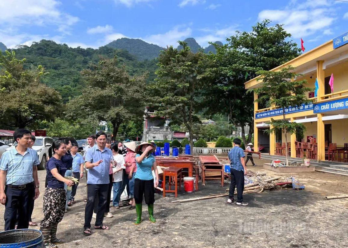 Đồng chí Giám đốc Sở Giáo dục và Đào tạo Vũ Đình Hưng và đoàn công tác tham gia hỗ trợ các trường học ở phường Hà Giang 1 bị thiệt hại nặng nề do mưa lũ.