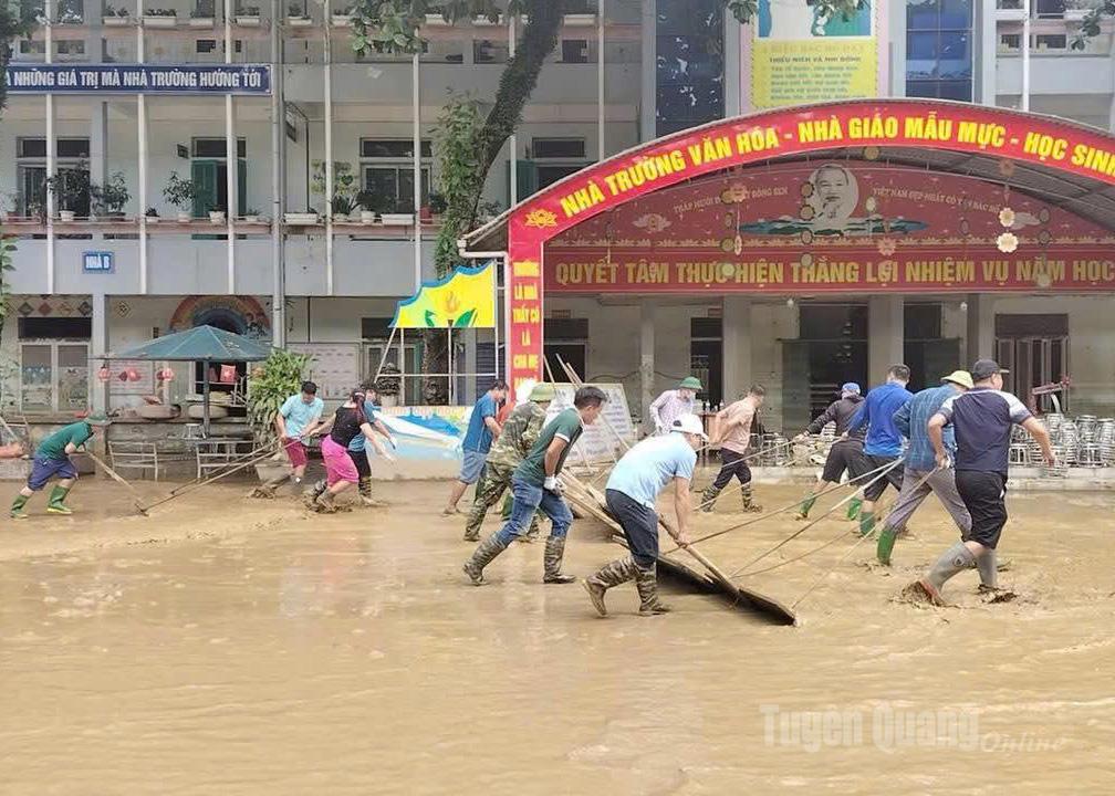 Cán bộ, giáo viên tham gia dọn dẹp, vệ sinh tại trường Tiểu học Quang Trung, phường Hà Giang 2.