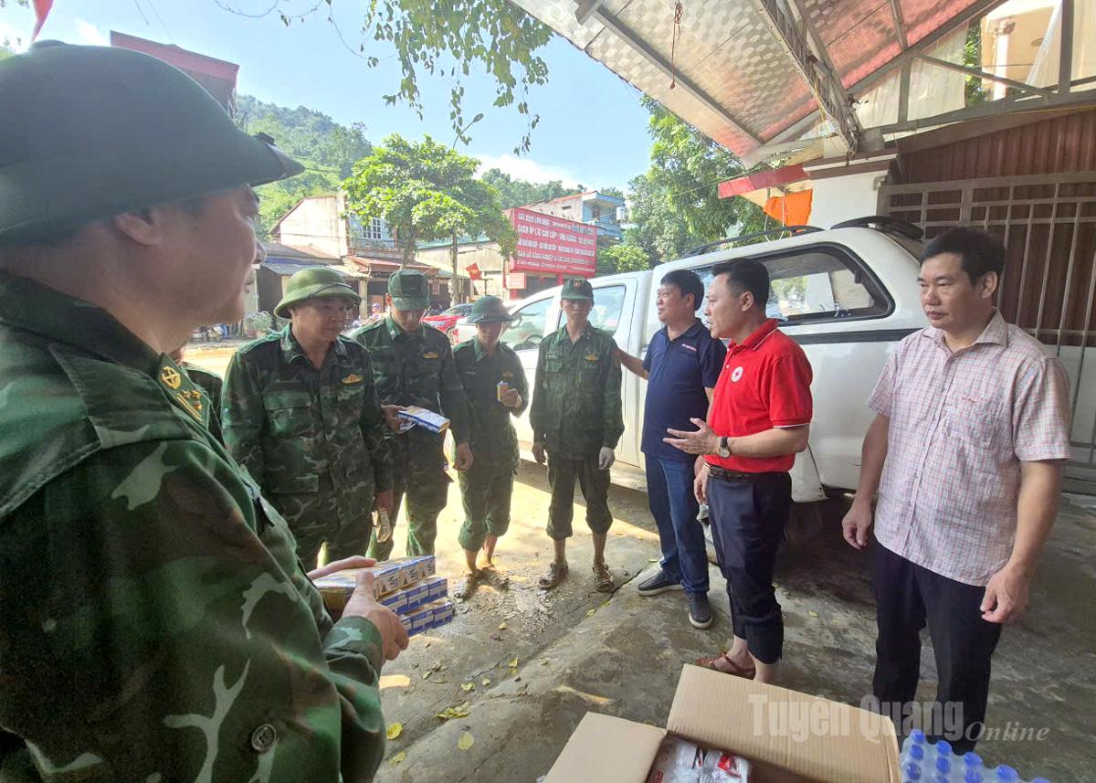 Các đồng chí: Mai Đức Thông, Nguyễn Việt Khánh, Nguyễn Hoàng Long thăm hỏi, động viên cán bộ chiến sỹ làm nhiệm vụ.