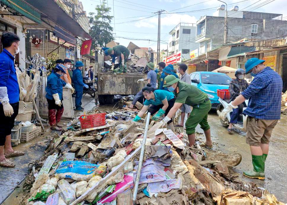 Đông đảo tình nguyện viên trên địa bàn xã Quang Bình tham gia hỗ trợ dọn dẹp rác thải trên địa bàn phường Hà Giang 2.
