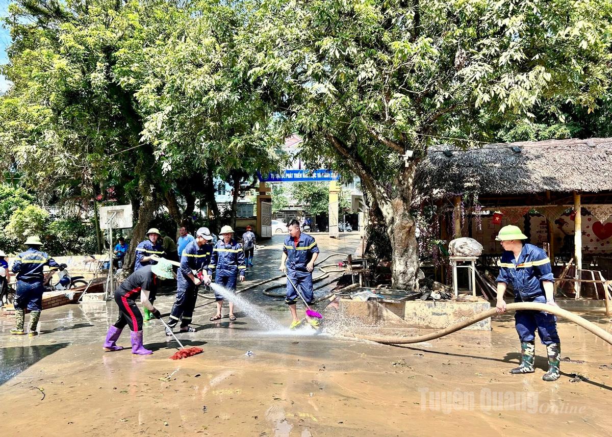 Các chiến sĩ Phòng Cảnh sát PCCC và CNCH, Công an tỉnh hỗ trợ dọn dẹp tại trường Tiểu học Quang Trung, phường Hà Giang 2.