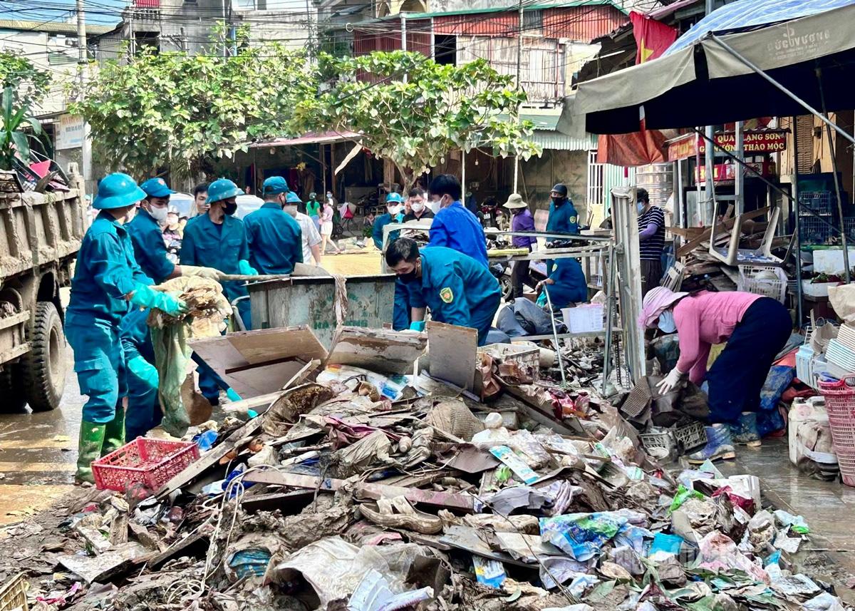 Bùn đất, rác thải đang được thu gom đảm bảo vệ sinh môi trường.