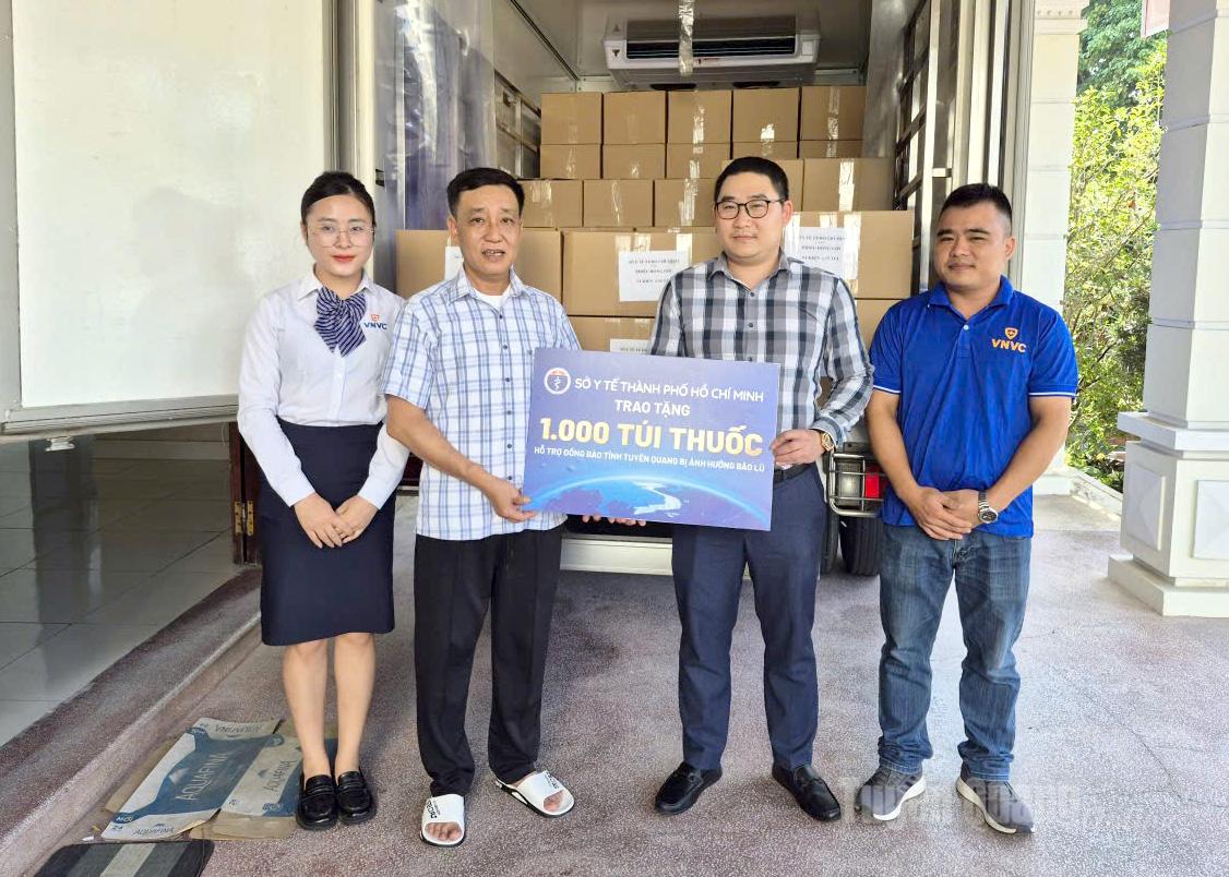 Đại diện Sở Y tế Tuyên Quang tiếp nhận 1.000 túi thuốc y tế phòng chống dịch bệnh.