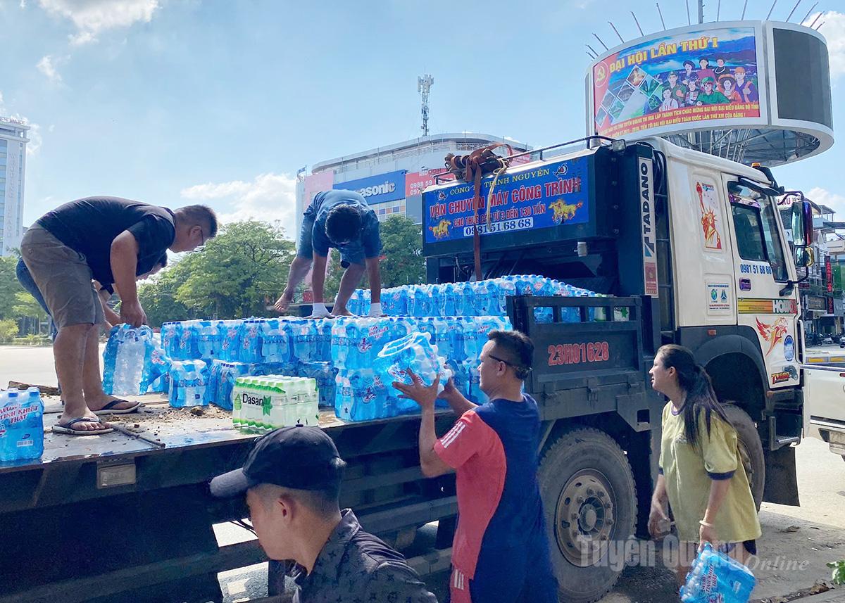 Xe tải chở nước uống xuất phát từ Tuyên Quang lên địa bàn các xã, phường bị ngập nơi biên cương.