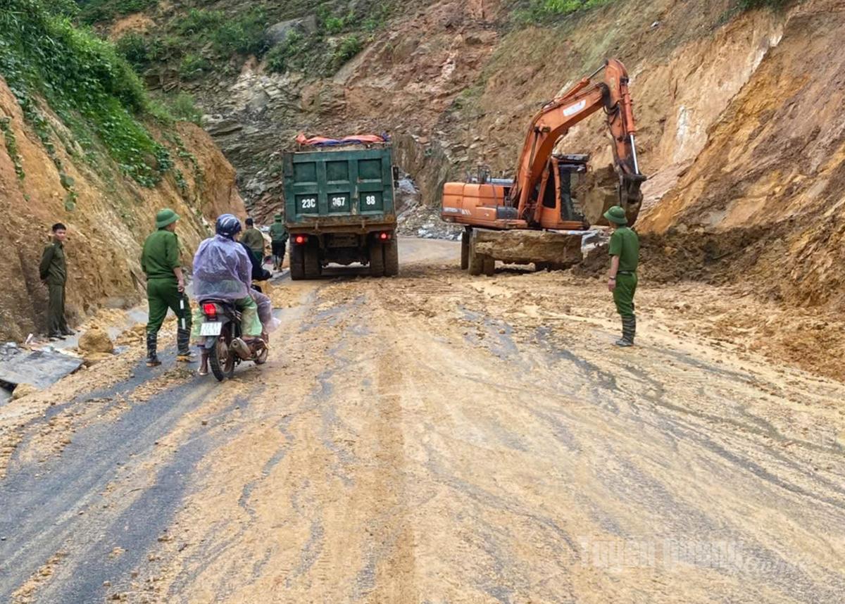 Khắc phục sạt lở Quốc lộ 279 đoạn qua xã Quang Bình.