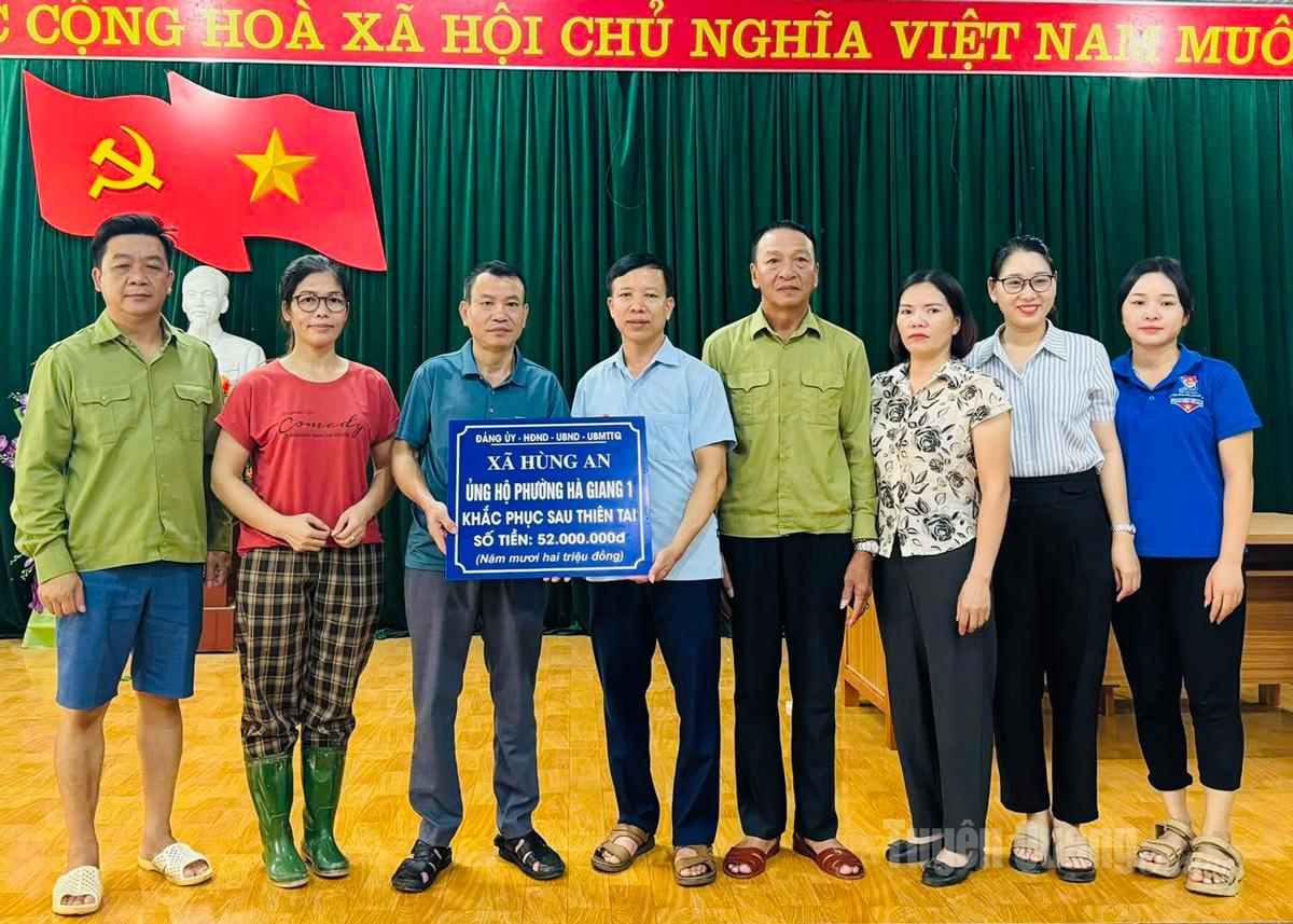 Lãnh đạo xã Hùng An trao hỗ trợ khắc phục hậu quả cơn bão số 10 cho phường Hà Giang 1.