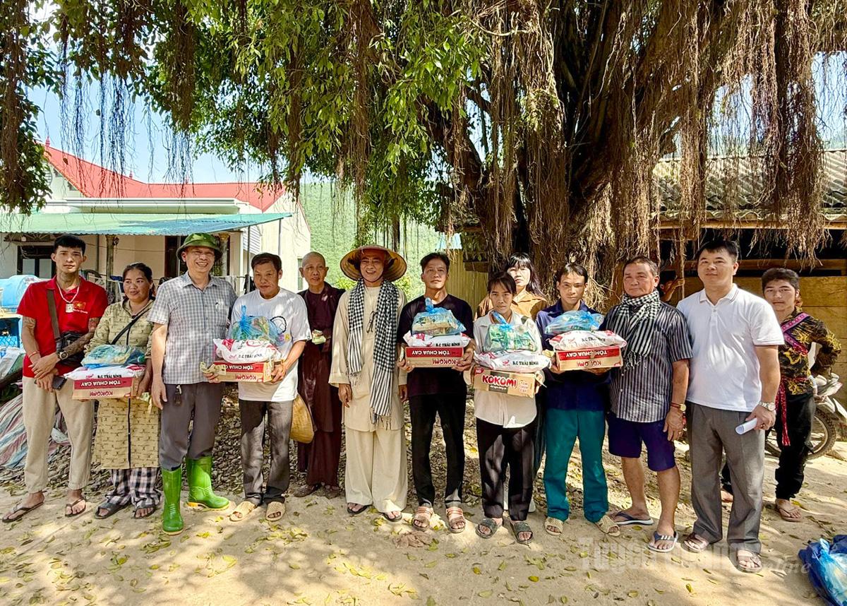 Thầy Thích Thiện Quý, chùa Tâm Thành tỉnh Đồng Tháp và các nhà hảo tâm trao quà hỗ trợ cho bà con nhân dân thôn Khuổi Ma, xã Hùng Lợi.