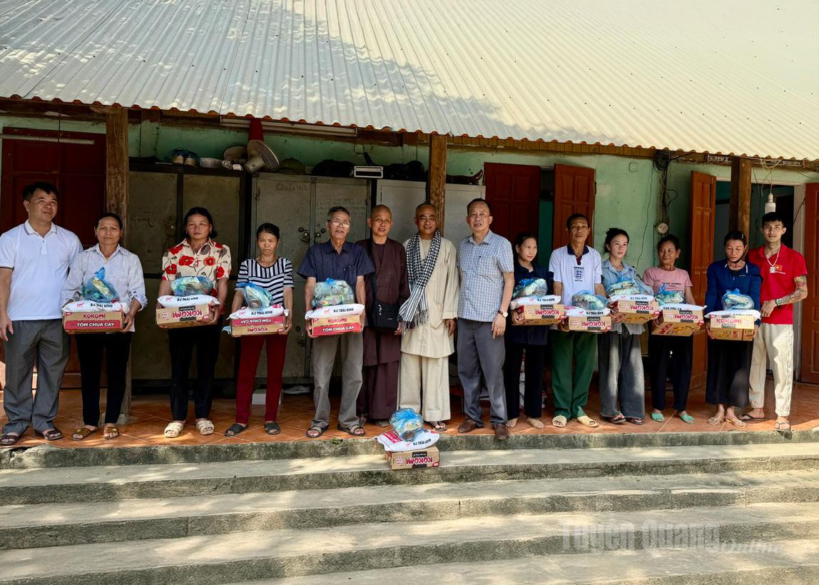 Các nhà từ thiện trao quà hỗ trợ cho bà con bị ảnh hưởng bởi cơn bão số 10 xã Hùng Lợi.