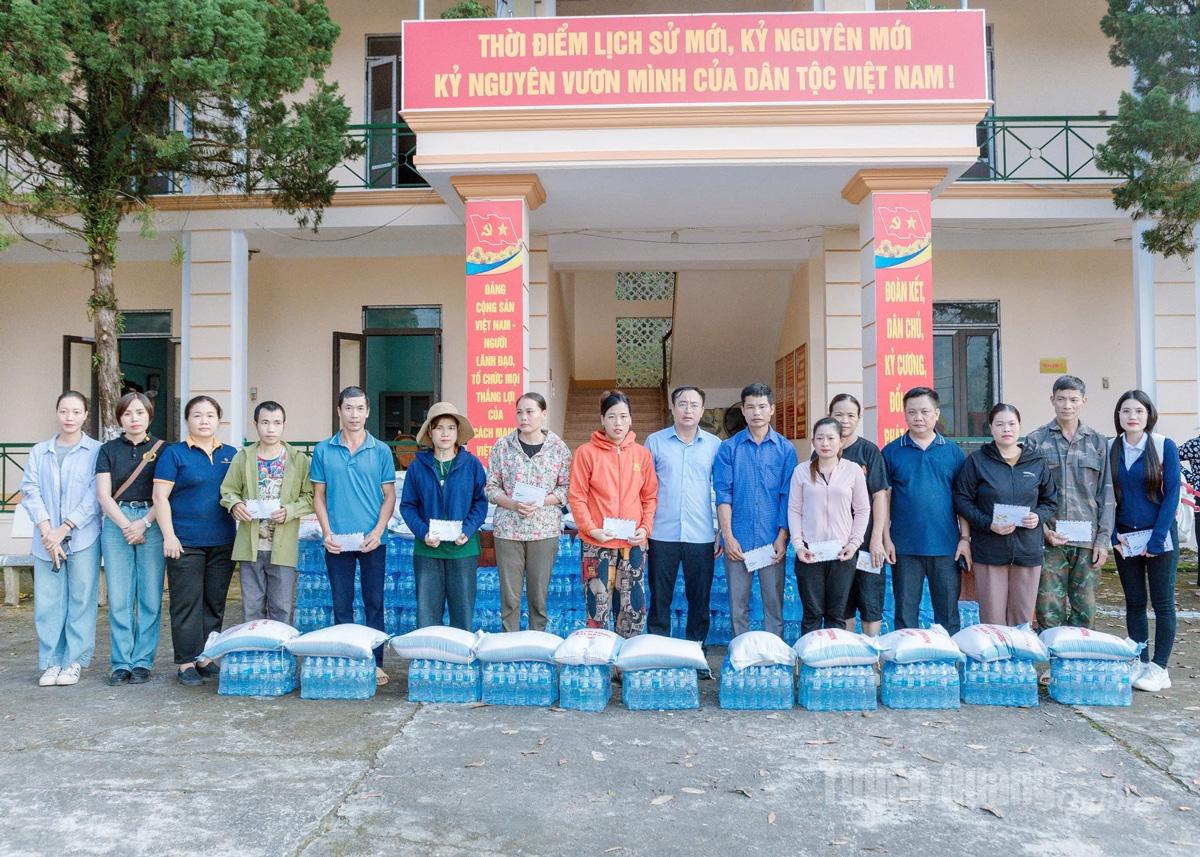 Đại diện Hiệp hội Du lịch tỉnh trao các phần quà cho người dân xã Thuận Hòa.