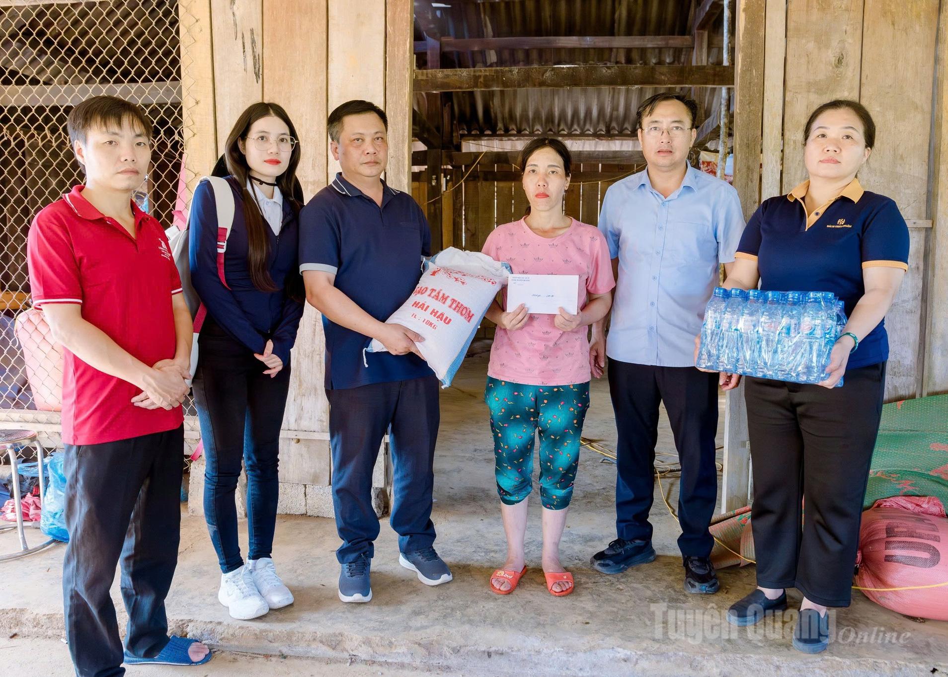 Đại diện Hiệp hội Du lịch tỉnh thăm và chia sẻ khó khăn với gia đình có người mất trong đợt bão số 10 vừa qua.