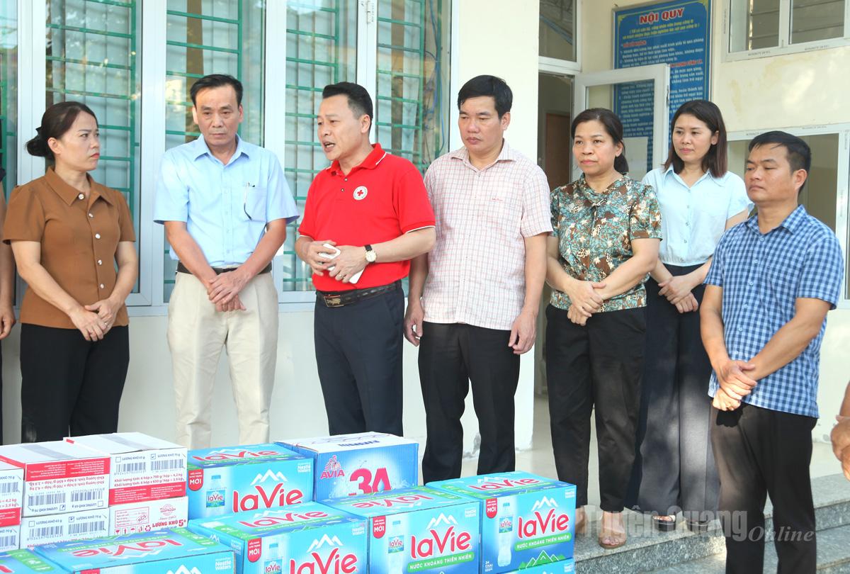 Đoàn tặng quà, động viên cán bộ, công nhân Công ty cổ phần Môi trường đô thị Hà Giang.