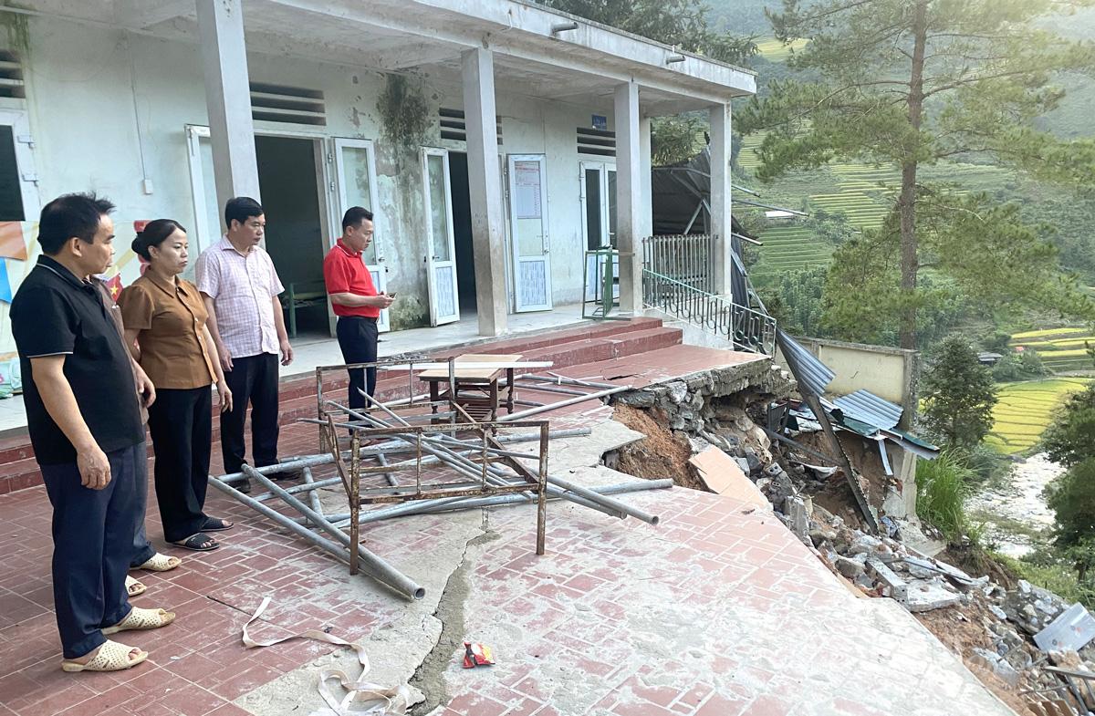 Đoàn kiểm tra tình hình thiệt hại tại Trường Phổ thông dân tộc bán trú Tiểu học và THCS Lao Chải.