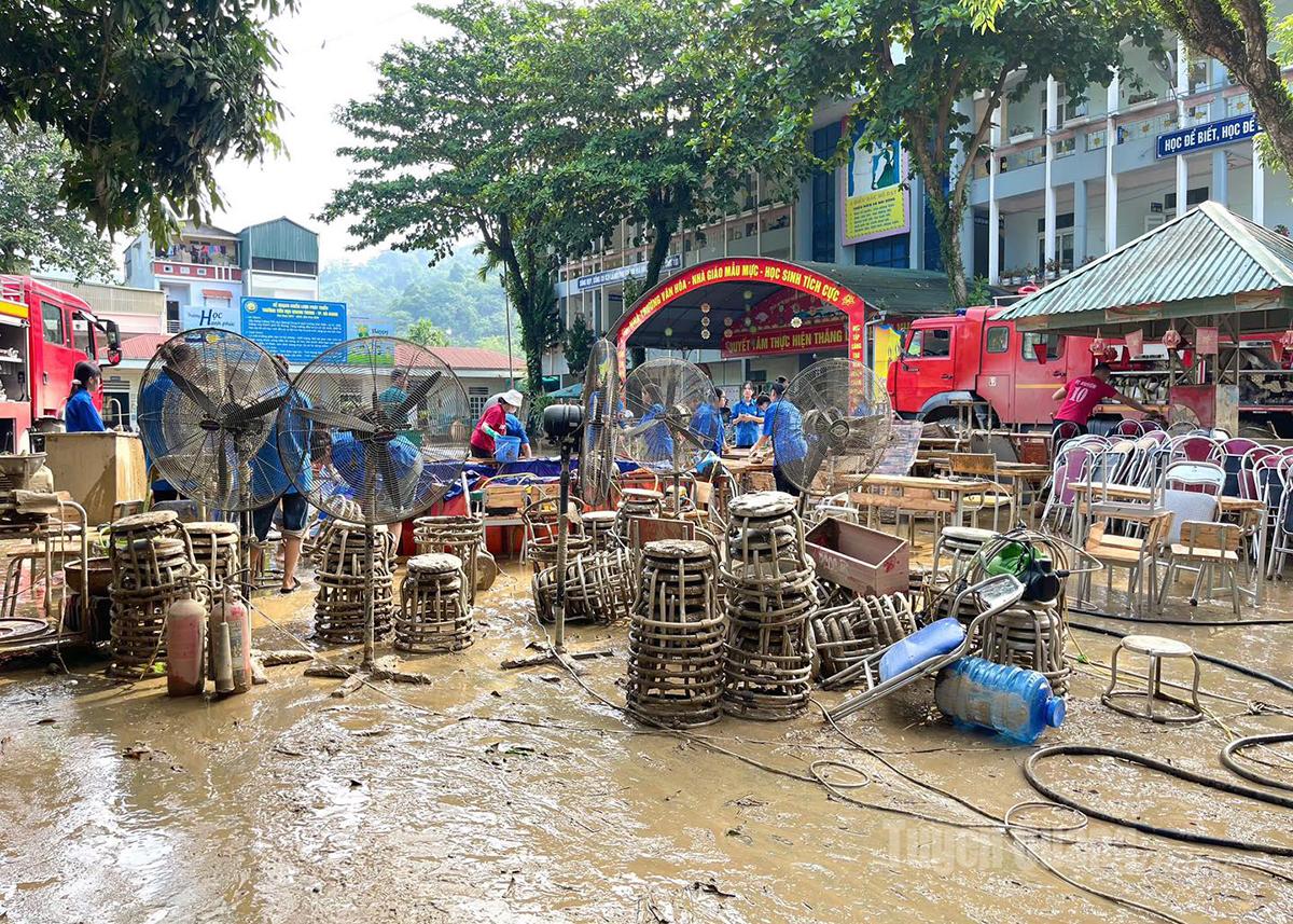 Nhiều trang thiết bị, đồ dùng phục vụ giảng dạy và học tập tại Trường Tiểu học Quang Trung, phường Hà Giang 2 bị hỏng do mưa lũ.