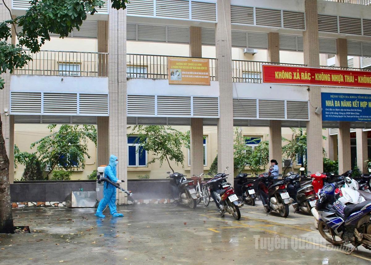 Ngay sau khi nước rút, cán bộ y tế đã tập trung phun khử khuẩn phòng chống ô nhiễm và dịch bệnh.