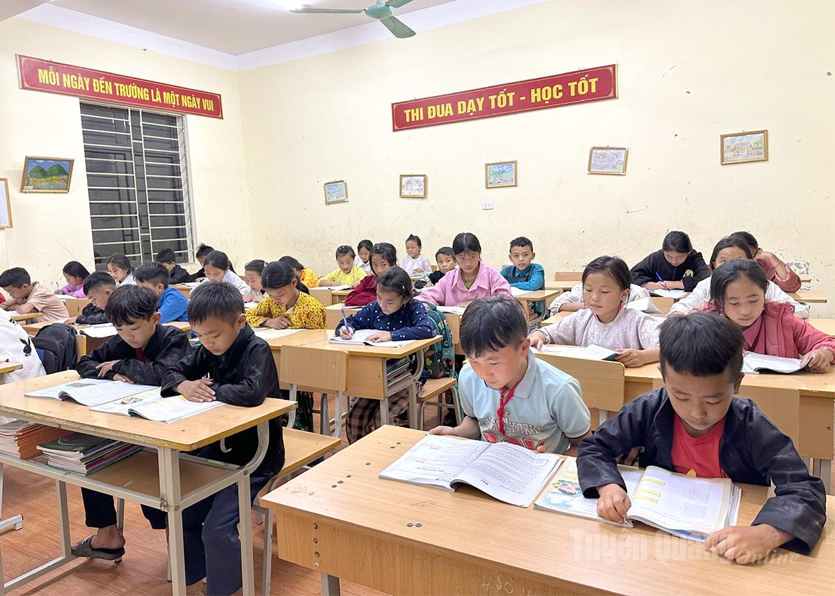 Tiết tự học buổi tối của các em học sinh trường THPT bán trú THCS Lũng Cú.