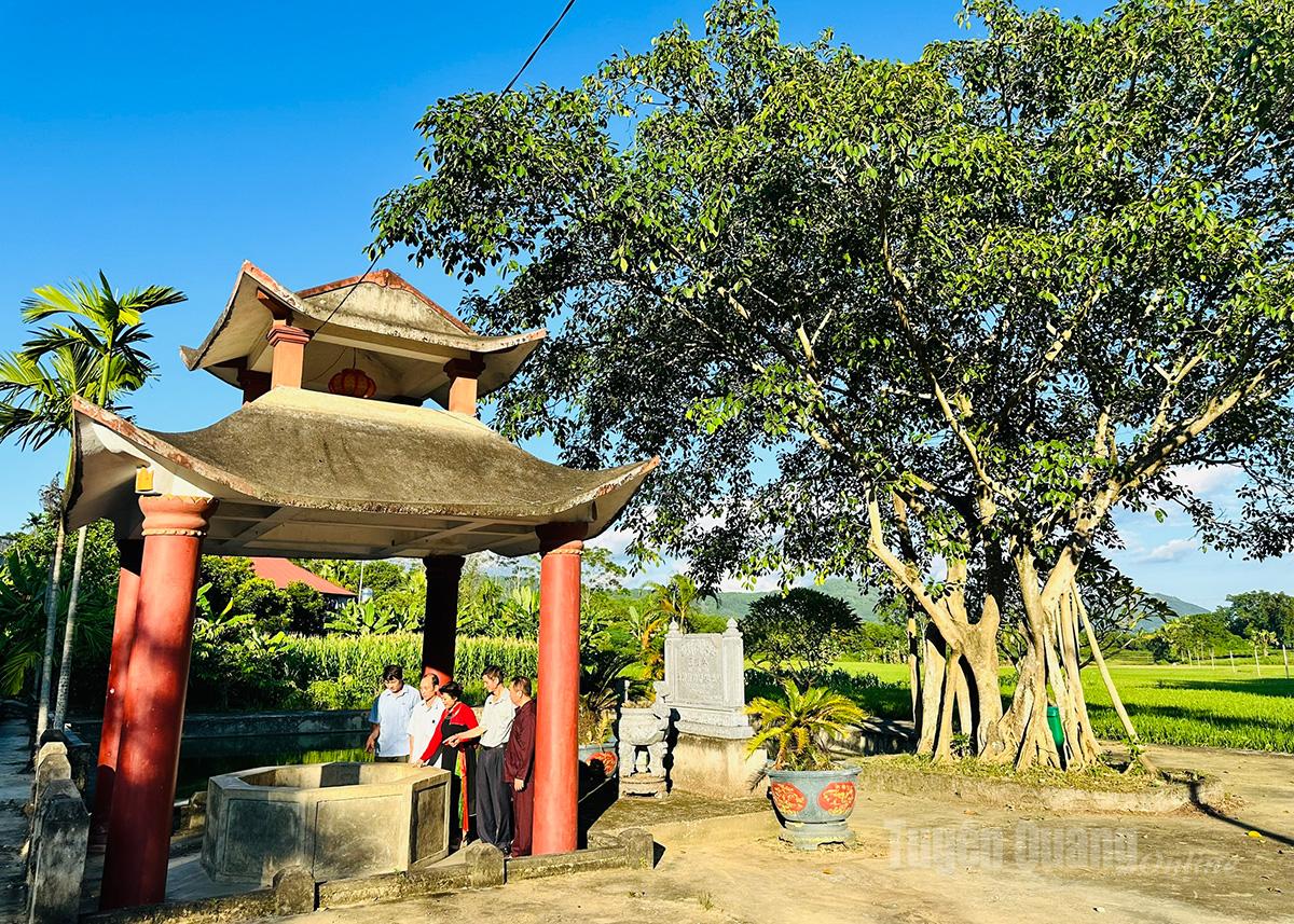 Người dân Tổ dân phố Giếng Đõ chăm sóc giếng cổ, biểu tượng thiêng gắn với huyền tích chiếc “đõ gỗ”.