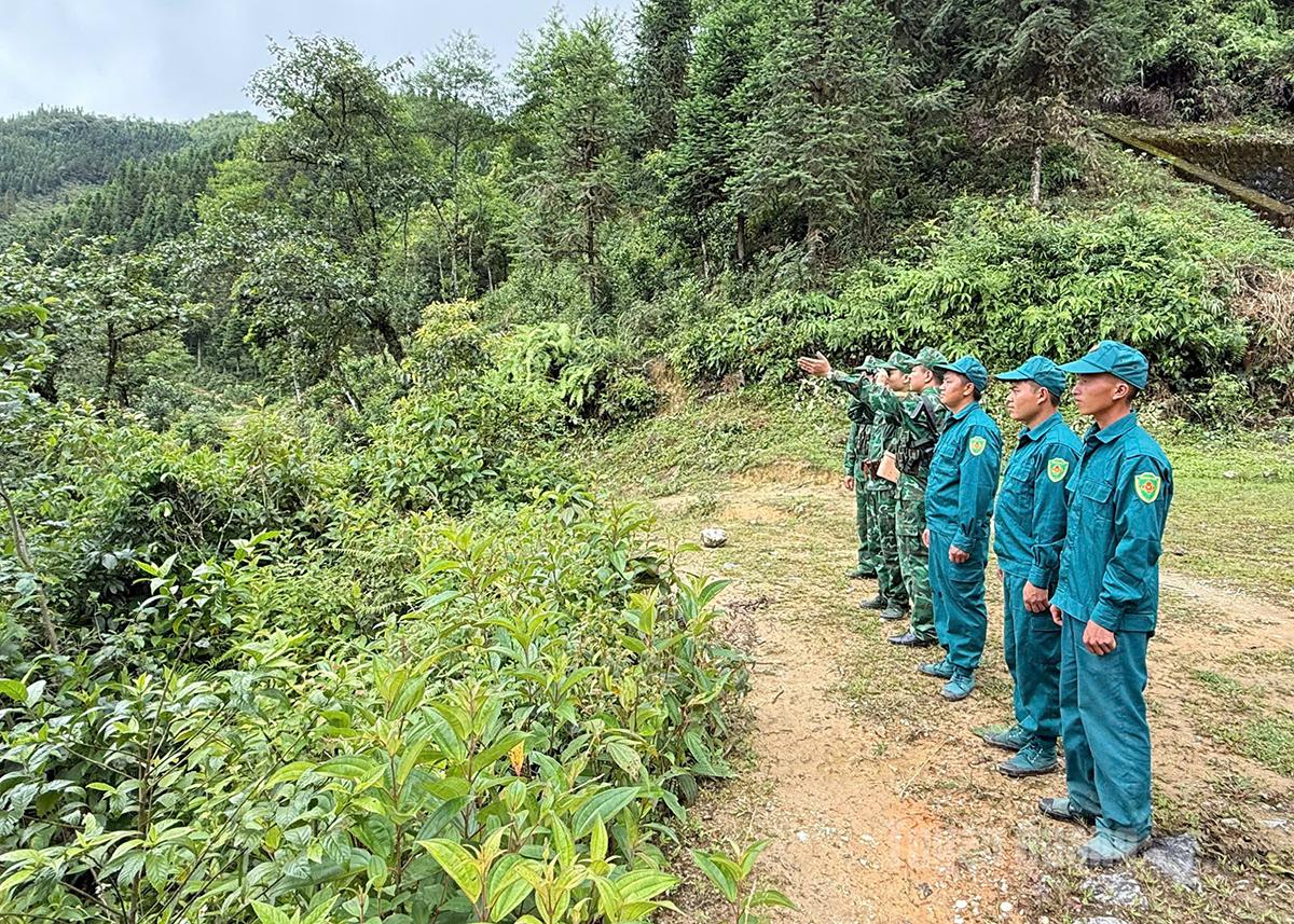 Lực lượng dân quân xã Lao Chải tham gia tuần tra, kiểm soát an ninh biên giới.