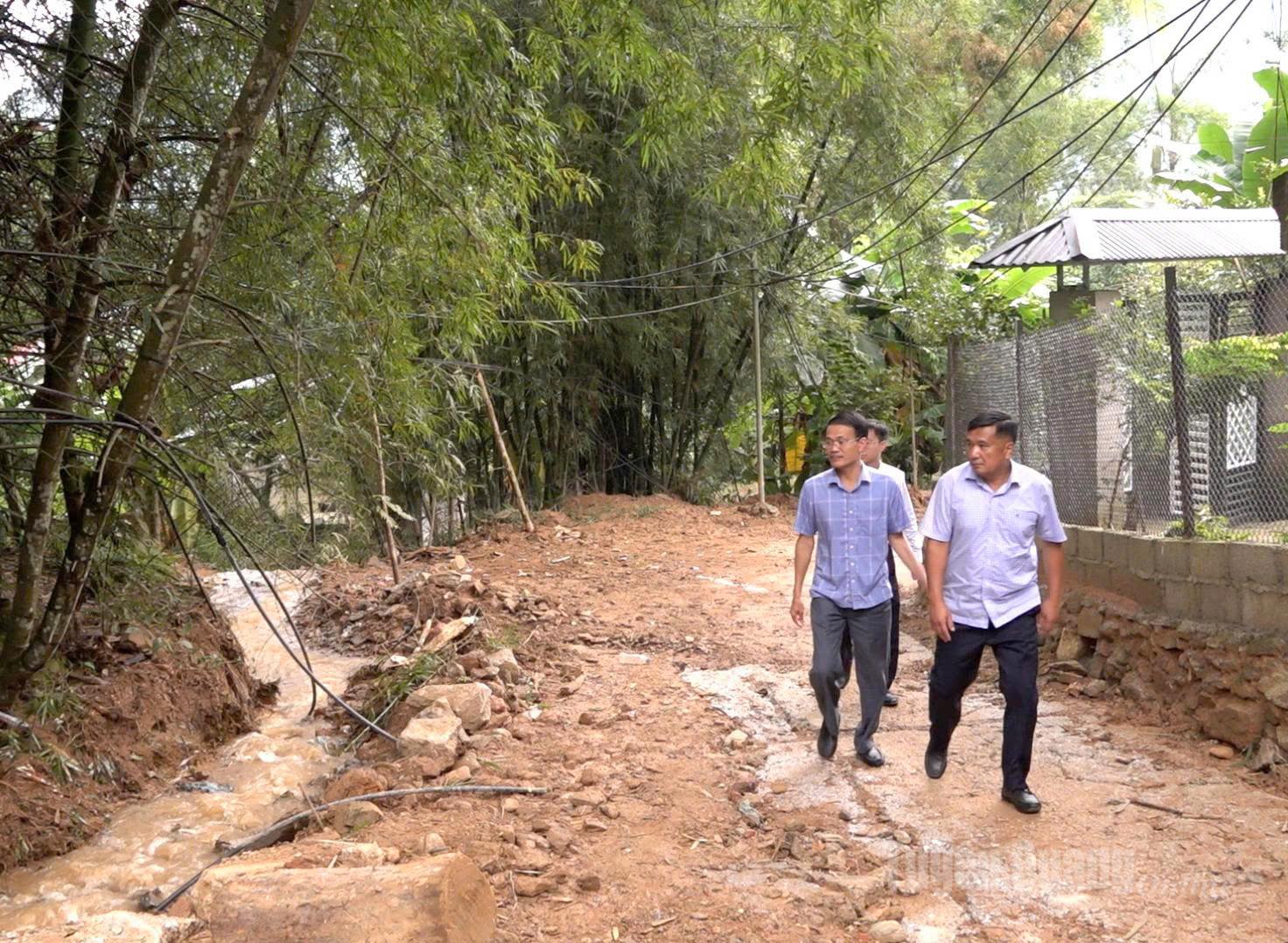Phó Chủ tịch Thường trực HĐND tỉnh Hầu Minh Lợi kiểm tra một số khu vực bị ảnh hưởng thiên tai.