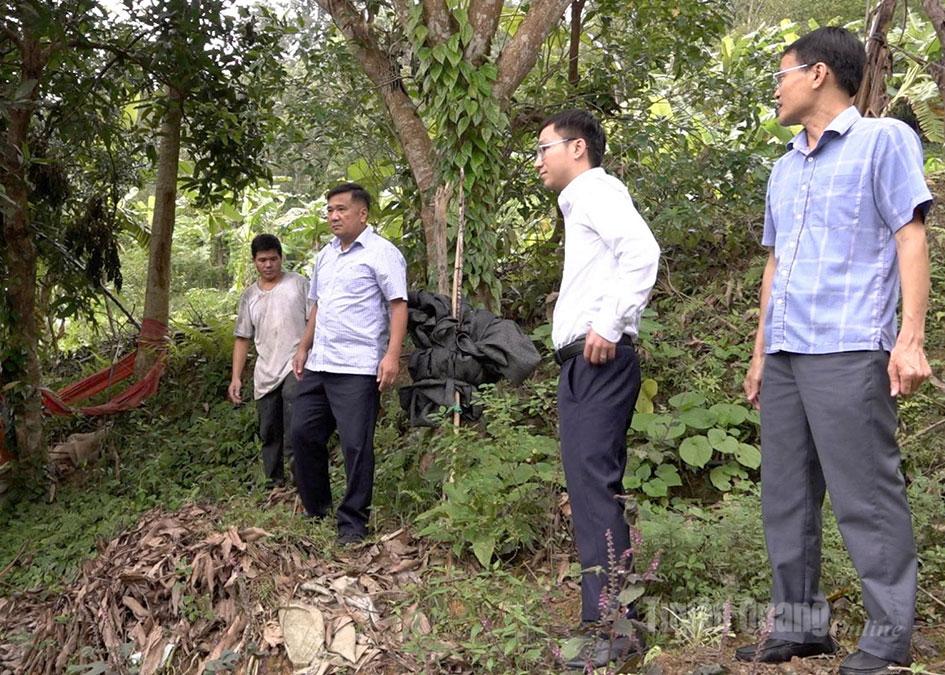 Phó Chủ tịch Thường trực HĐND tỉnh Hầu Minh Lợi kiểm tra vị trí có nguy cơ sạt lở cao.