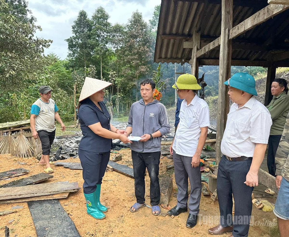 Lãnh đạo xã Minh Sơn thăm hỏi, trao tiền hỗ trợ gia đình bị thiệt hại do hỏa hoạn.
