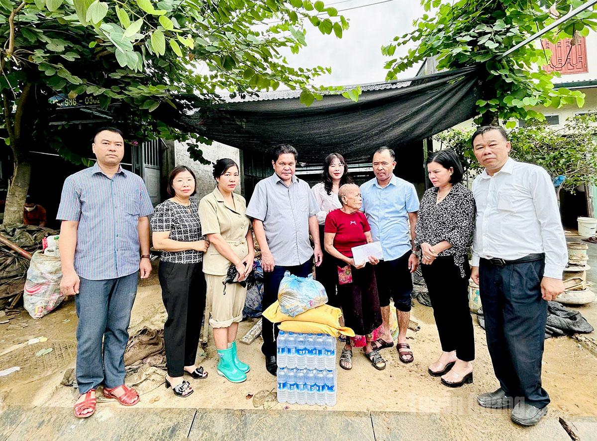 Đồng chí Vàng Seo Cón, Ủy viên Ban Thường vụ Tỉnh ủy, Bí thư Đảng ủy phường Hà Giang 2 trao quà hỗ trợ cho hộ bà Phạm Thị Sâm bị thiệt hại do ngập lụt.