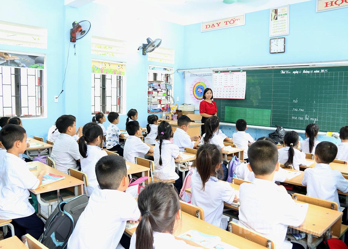 Học sinh trường Tiểu học Ngọc Đường, xã Ngọc Đường quay trở lại lớp học.