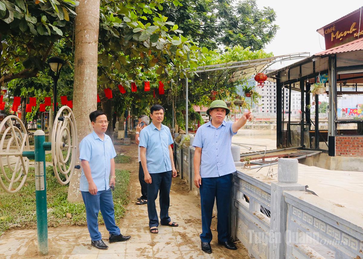 Lãnh đạo phường Hà Giang 1 kiểm tra mực nước dâng tại khu vực cầu Yên Biên mới, chỉ đạo lực lượng túc trực, đảm bảo an toàn cho người dân.