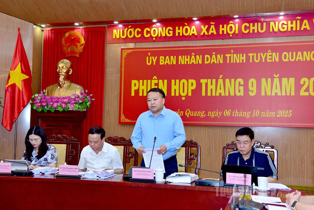  Đồng chí Phan Huy Ngọc, Phó Bí thư Tỉnh ủy, Chủ tịch UBND tỉnh phát biểu kết luận phiên họp.
