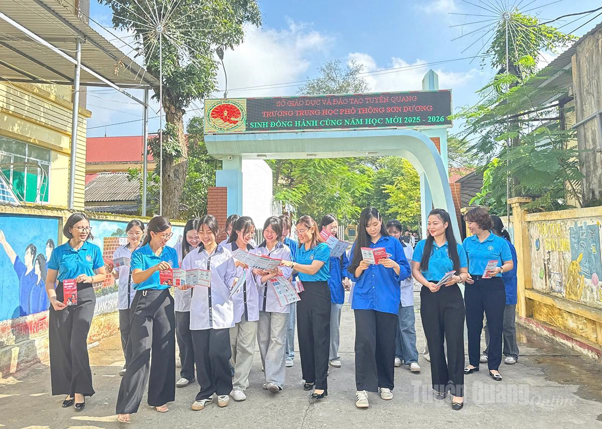 Các em học sinh trường THPT Sơn Dương được tuyên truyền chính sách BHYT.