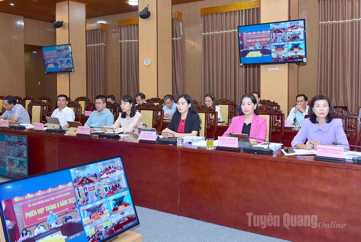 Các đồng chí: Phó Chủ tịch HĐND tỉnh Phạm Thị Minh Xuân; Phó Bí thư Thường trực Đảng ủy UBND tỉnh Nông Thị Bích Huệ và các đại biểu dự phiên họp.