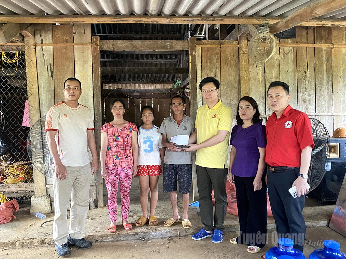 Đại diện Qũy Thiện tâm, Tập đoàn Vingroup trao hỗ trợ gia đình anh Hầu A Phòng.