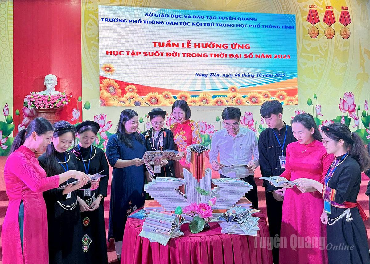 Thầy trò trường Phổ thông Dân tộc nội trú THPT tỉnh đọc sách tại lễ phát động.
