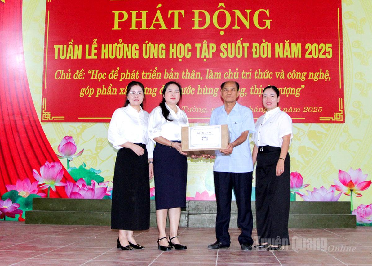 Đại diện Nhà sách Tân Việt - Trung tâm thương mại Vincom Plaza Tuyên Quang tặng sách cho Thư viện trường THPT Nguyễn Văn Huyên.