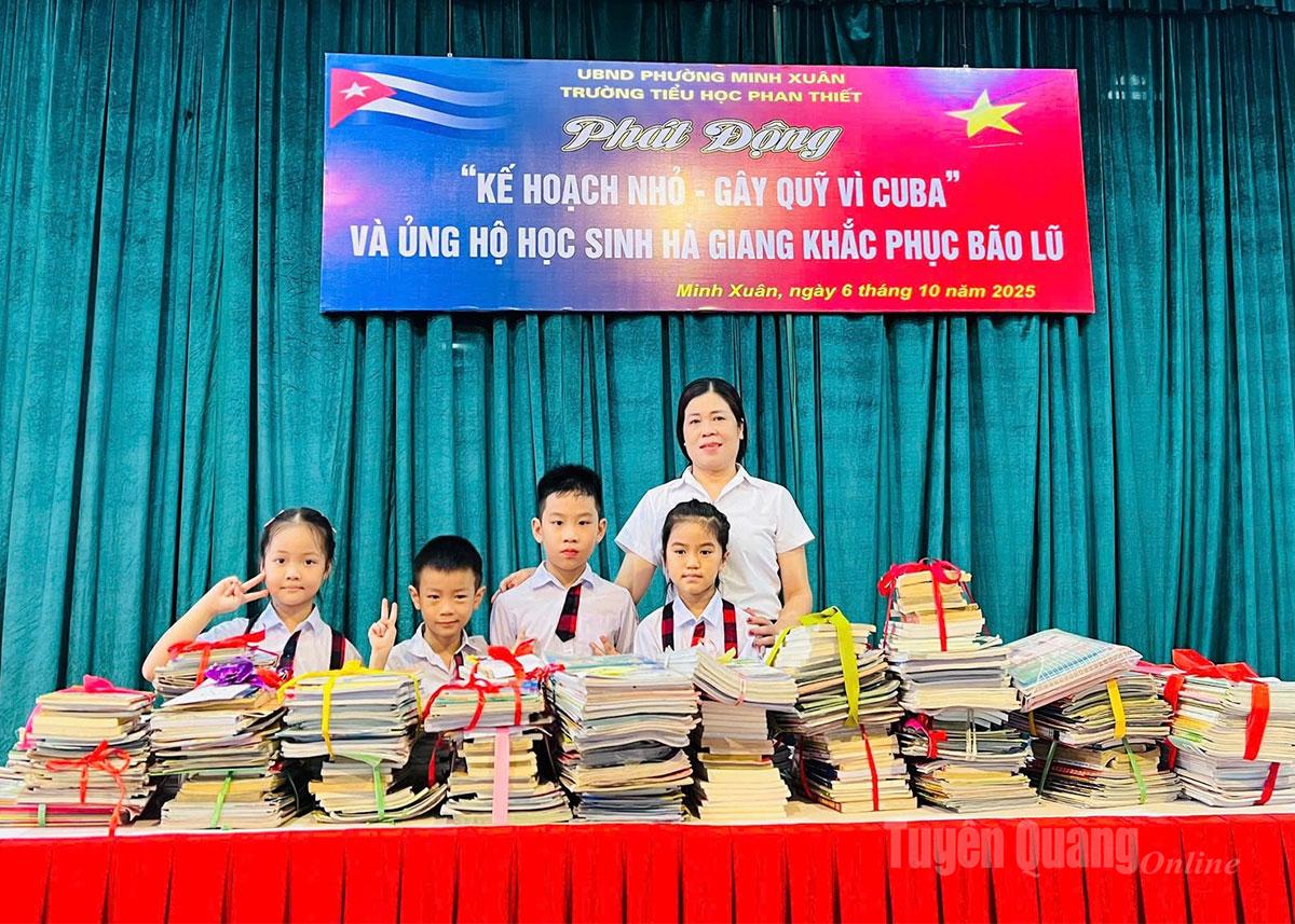 Học sinh trường Tiểu học Phan Thiết ủng hộ sách tặng học sinh vùng cao Tuyên Quang bị ảnh hưởng do mưa lũ.