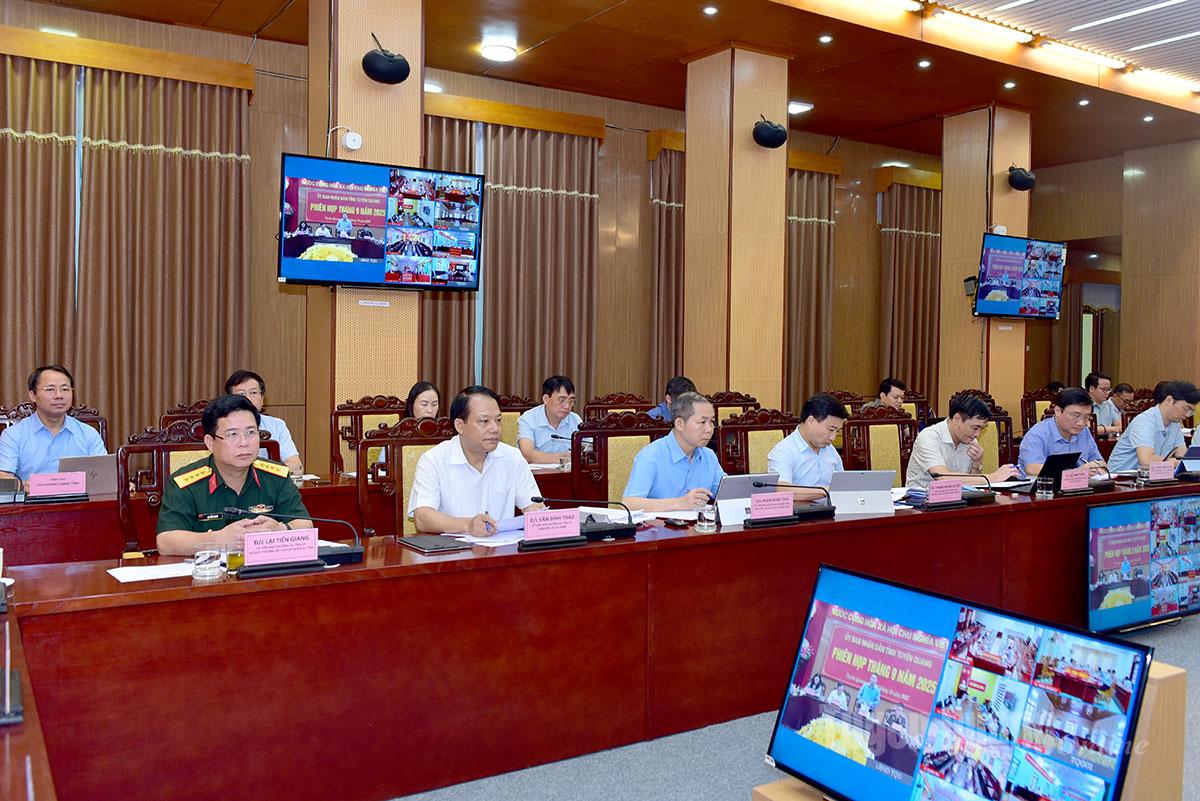  Lãnh đạo các sở, ngành dự phiên họp.