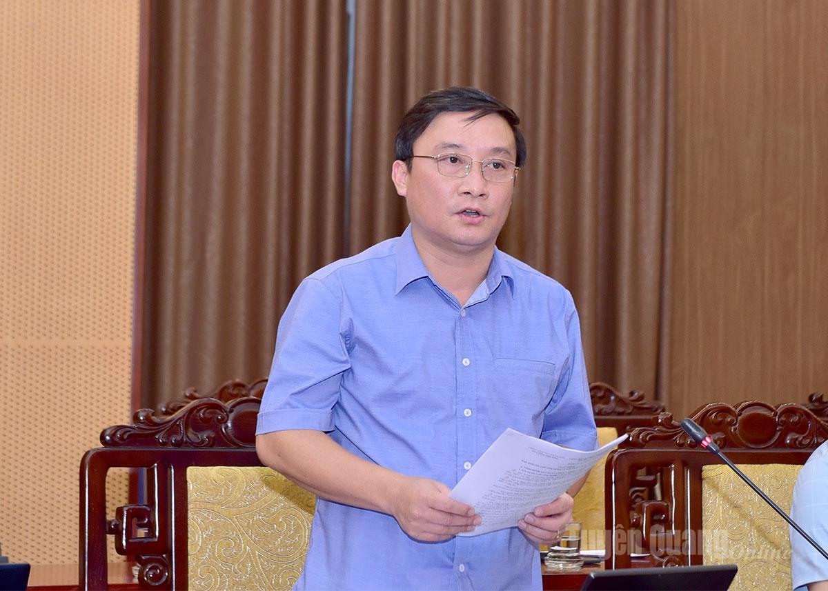 Đồng chí Giám đốc Sở Công thương Hoàng Anh Cương thảo luận đề xuất các giải pháp duy trì tốc độ phát triển kinh tế- xã hội; công tác điều tiết mực nước hồ thuỷ điện giảm thiểu thiệt hại do bão lũ.