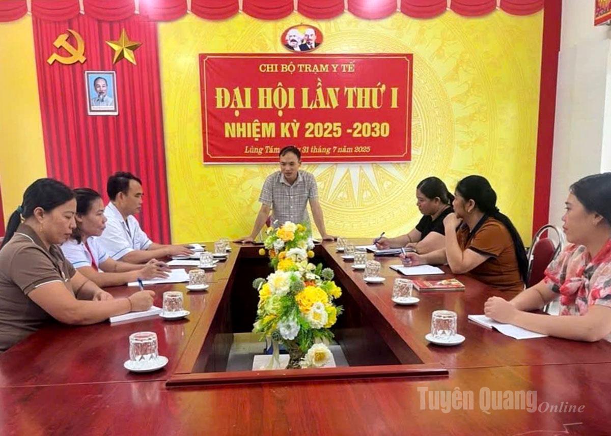 Chi bộ Trạm Y tế xã Lùng Tám quán triệt Chỉ thị số 50 của Ban Bí thư Trung ương Đảng về đổi mới sinh hoạt chi bộ trong giai đoạn mới.