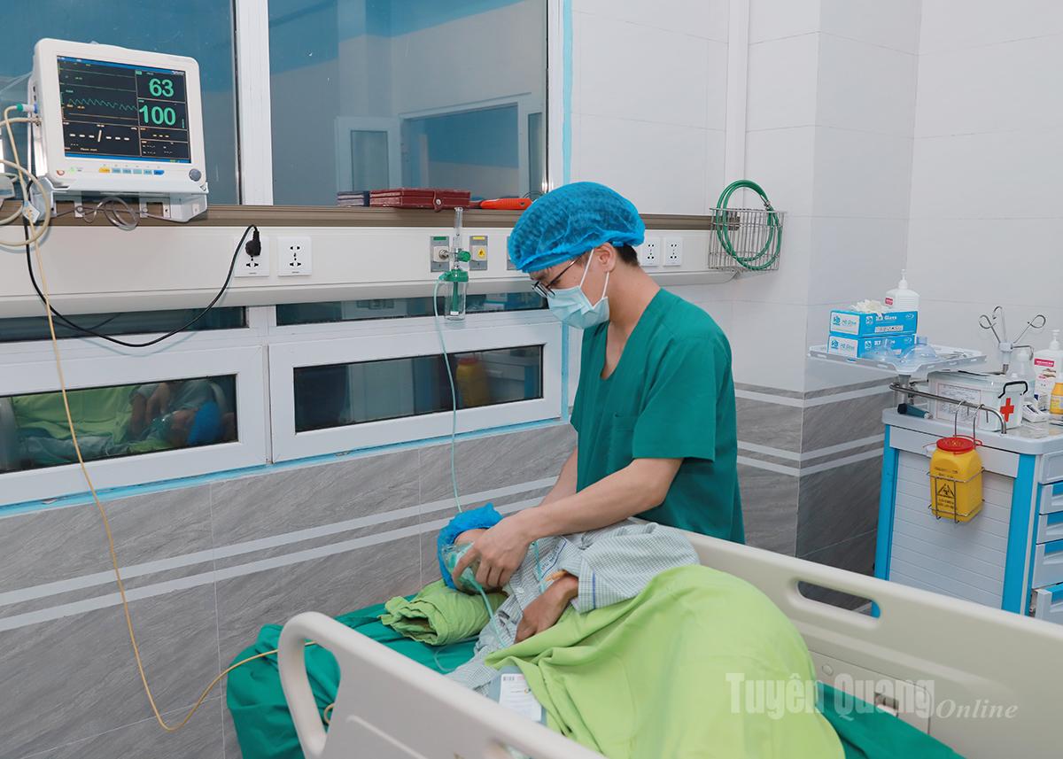 Bác sĩ Vàng Mí Pó kiểm tra tình hình bệnh nhân tại phòng hậu phẫu.