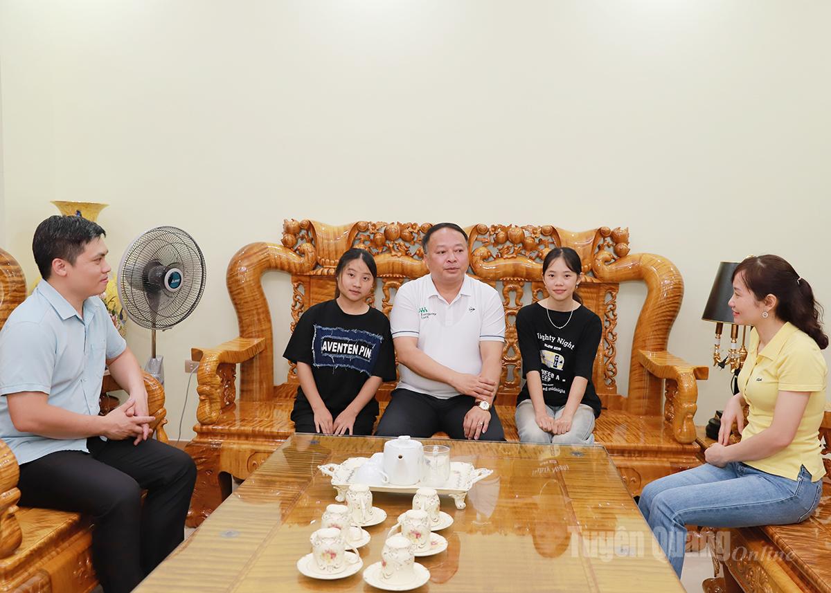 
Đồng chí Phan Huy Ngọc (giữa), Phó Bí thư Tỉnh ủy, Chủ tịch UBND tỉnh gặp mặt, động viên 2 em Giàng Thị Sinh và Thào Hương Thúy trước khi đi học Phân hiệu Đại học Thái Nguyên tại Hà Giang.
