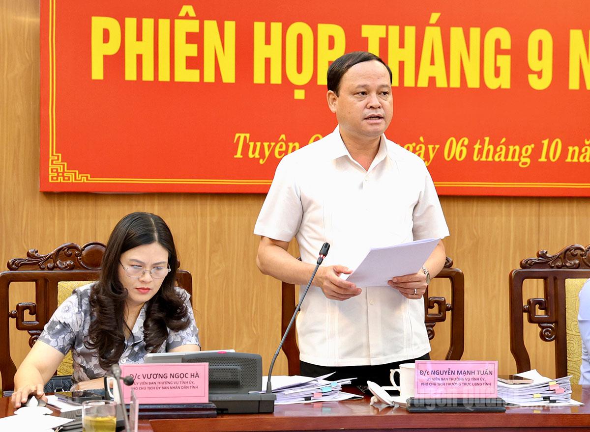 Đồng chí Phó Chủ tịch Thường trực UBND tỉnh Nguyễn Mạnh Tuấn phát biểu tại phiên họp.