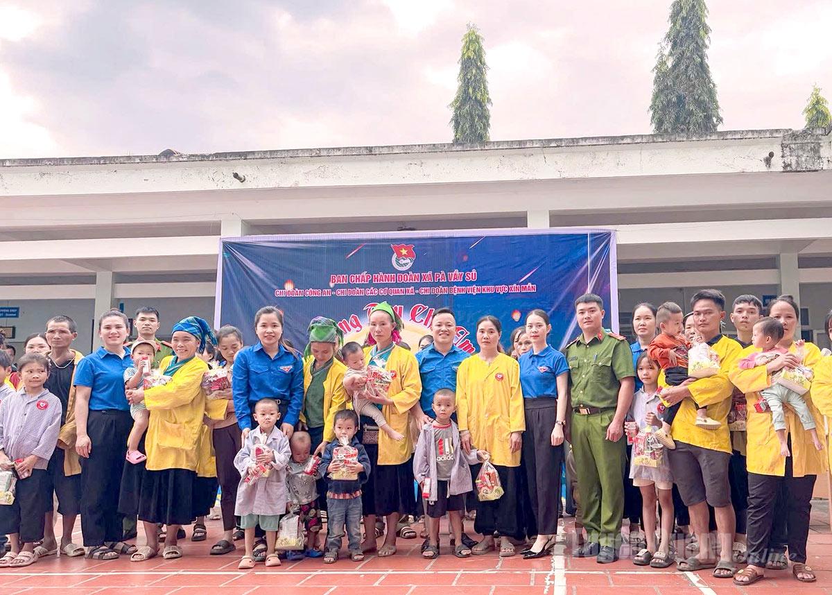 Các đơn vị tặng 50 suất quà cho các bệnh nhi đang điều trị tại Bệnh viện Đa khoa khu vực Xín Mần.